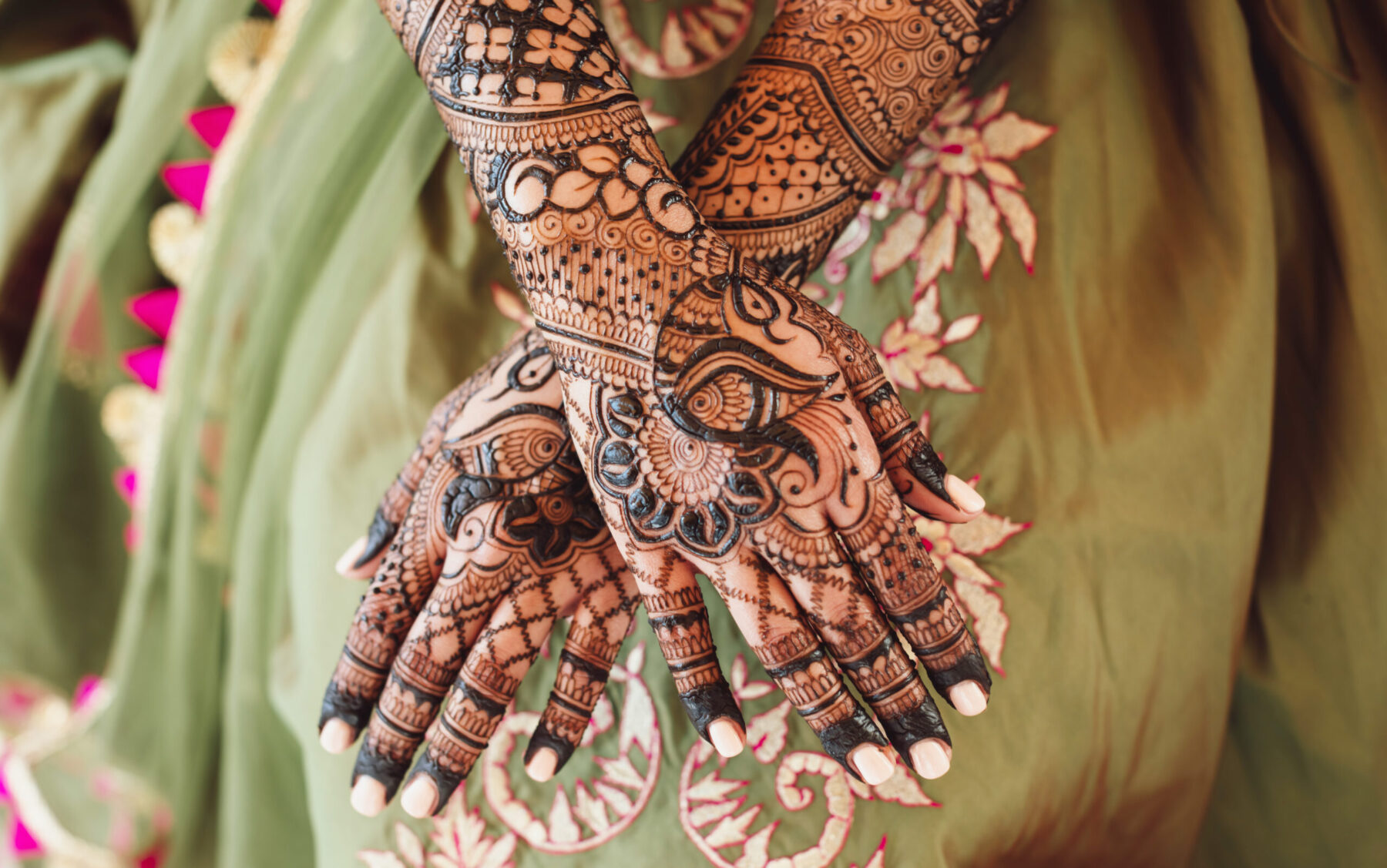 Front hand mehndi