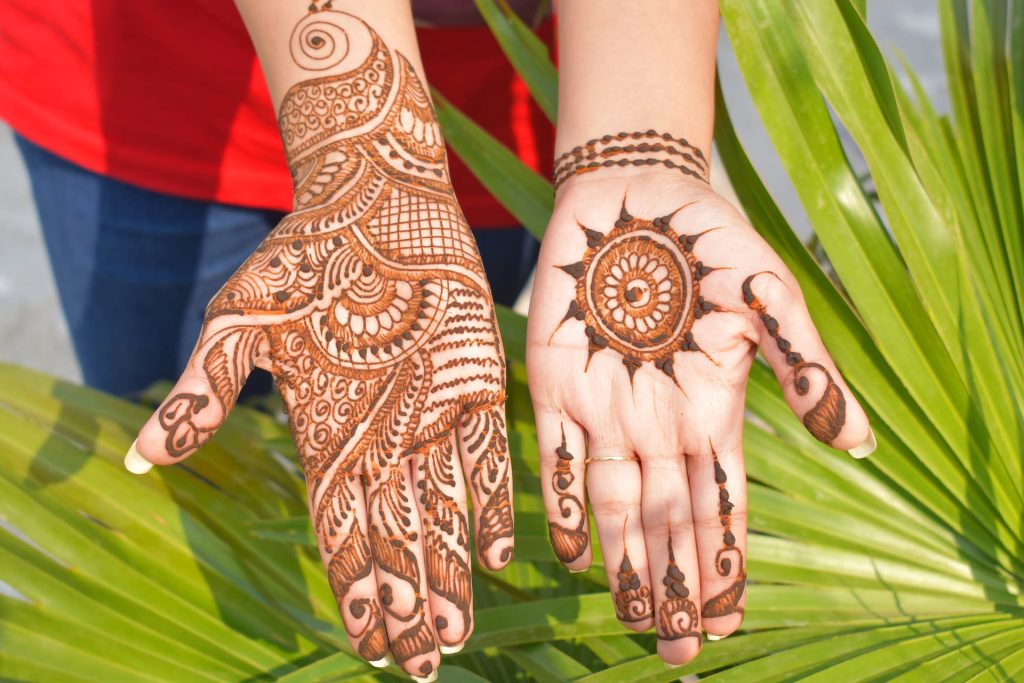 Front hand mehndi