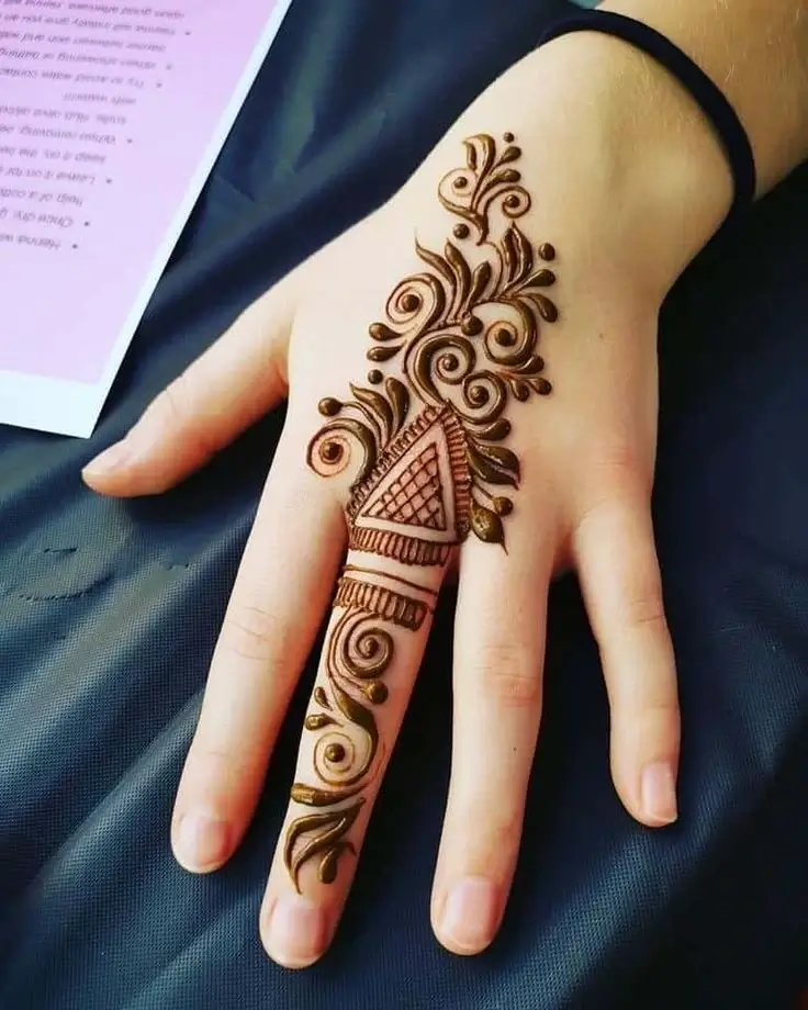 Khafif mehndi design back hand