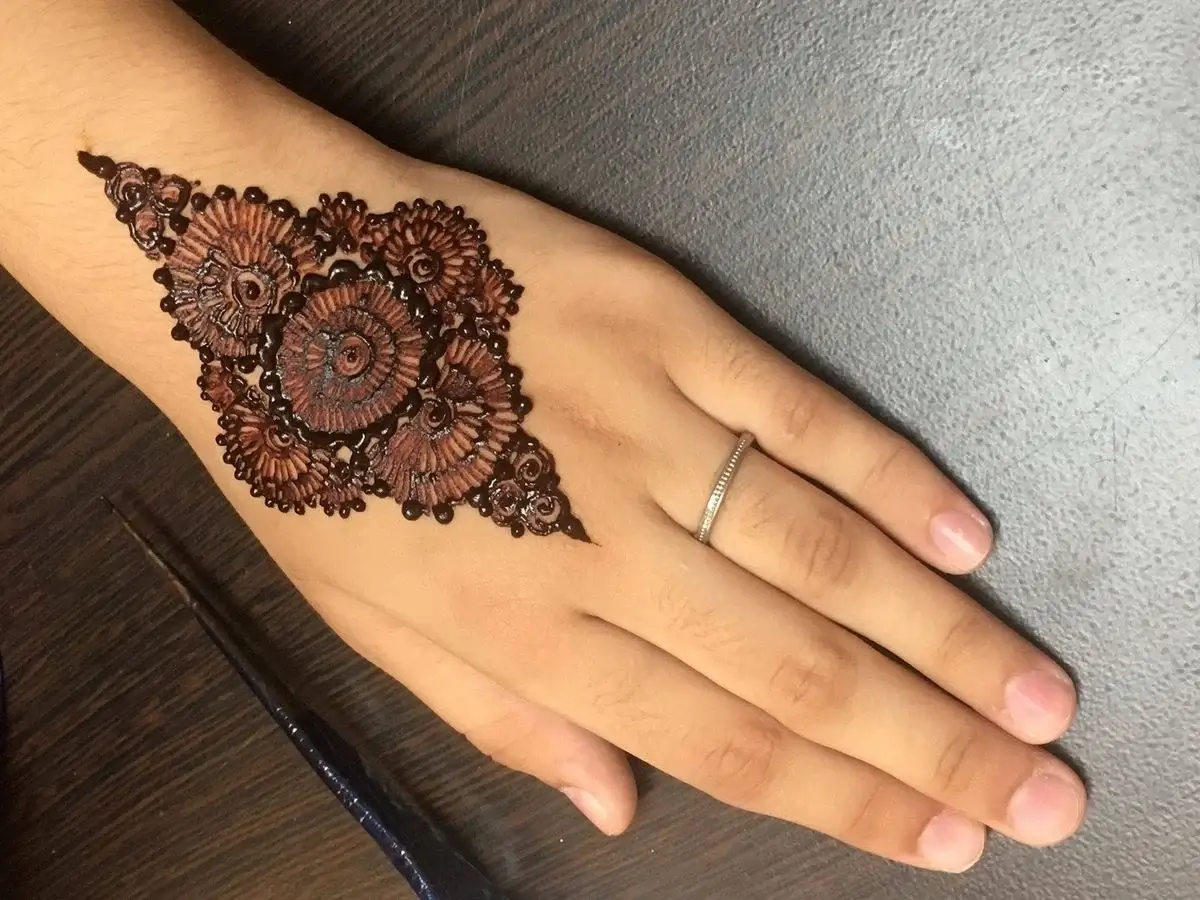 Khafif mehndi design back hand